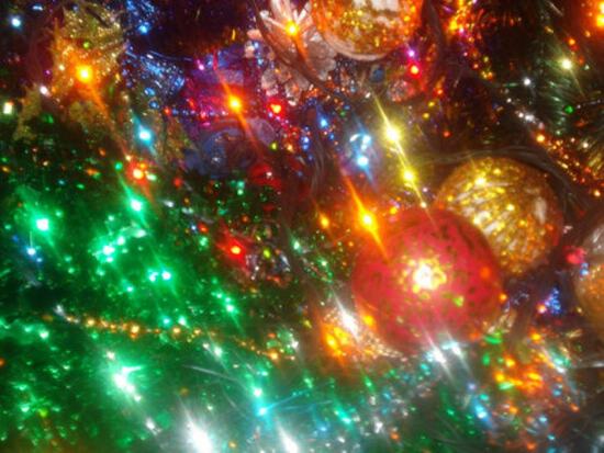 Сияющая елка с новогодними шарами