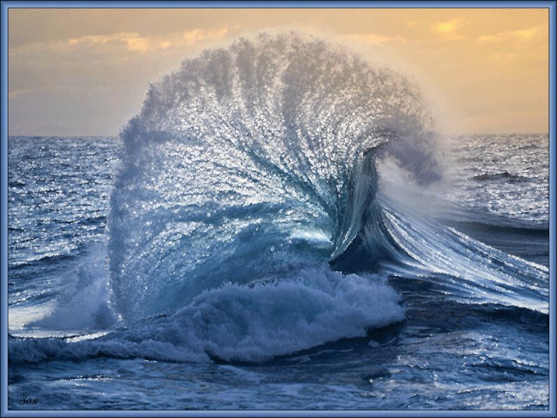 Открытка с морскими волнами на фоне заката