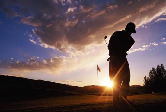 Игра в гольф на закате