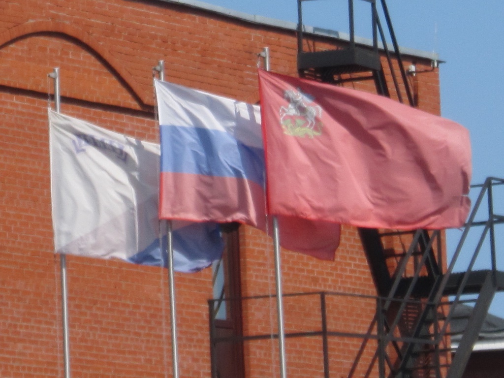 Три знамени. Три флага в Подмосковье. Три флага возле школы агрогородка. Стяг фото. В Солнечногорский российский флаг 3 вида на Кириша.