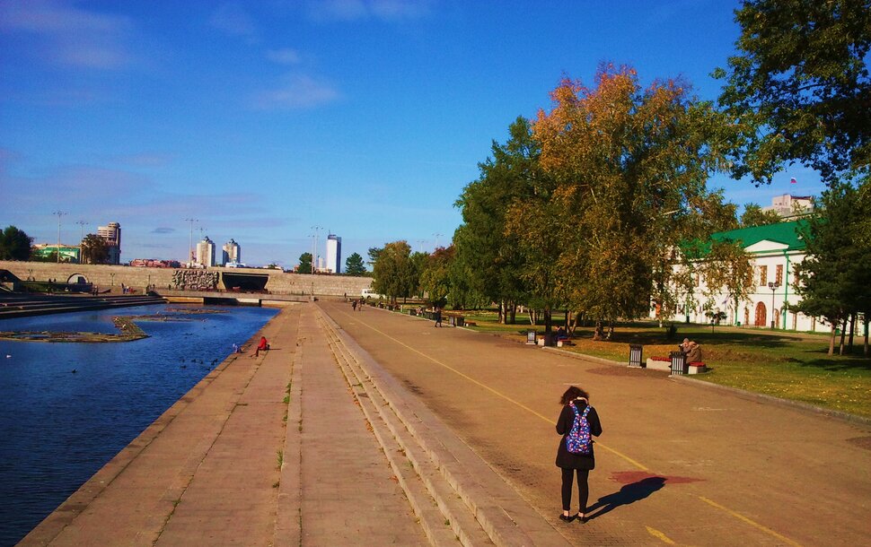 В сквере у реки