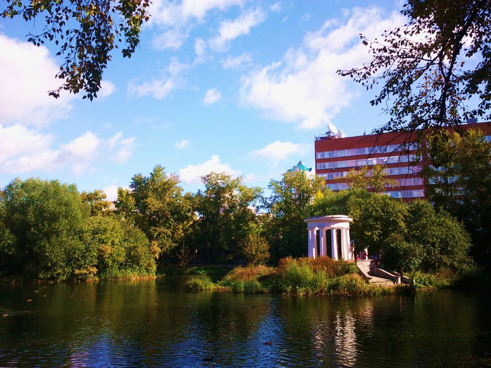 Осенью в парке у озерца