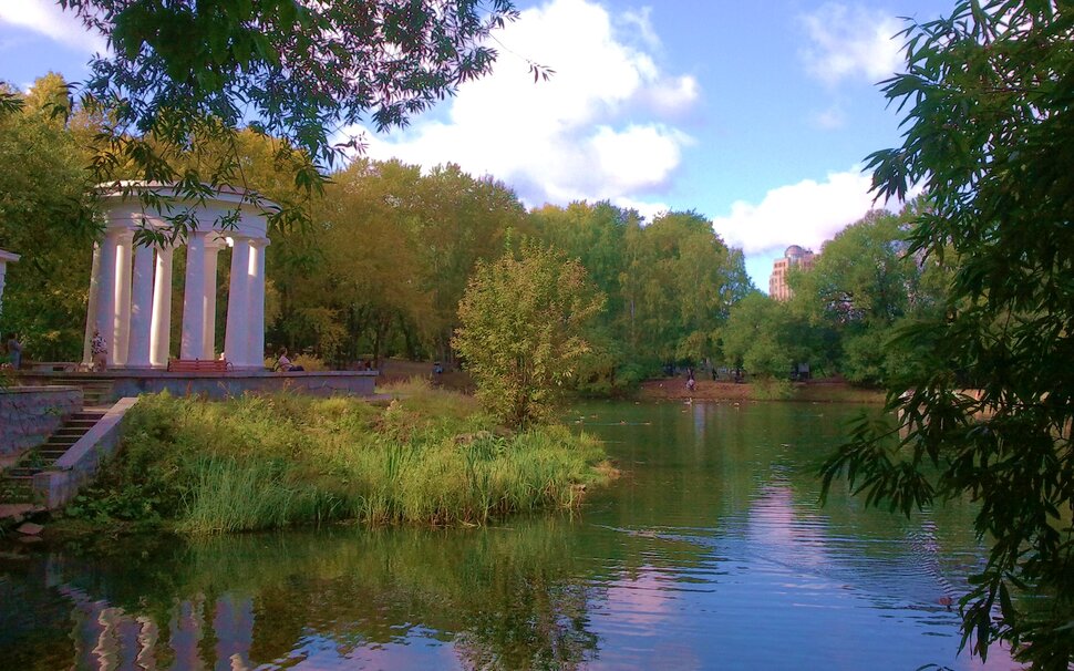 В парке у воды