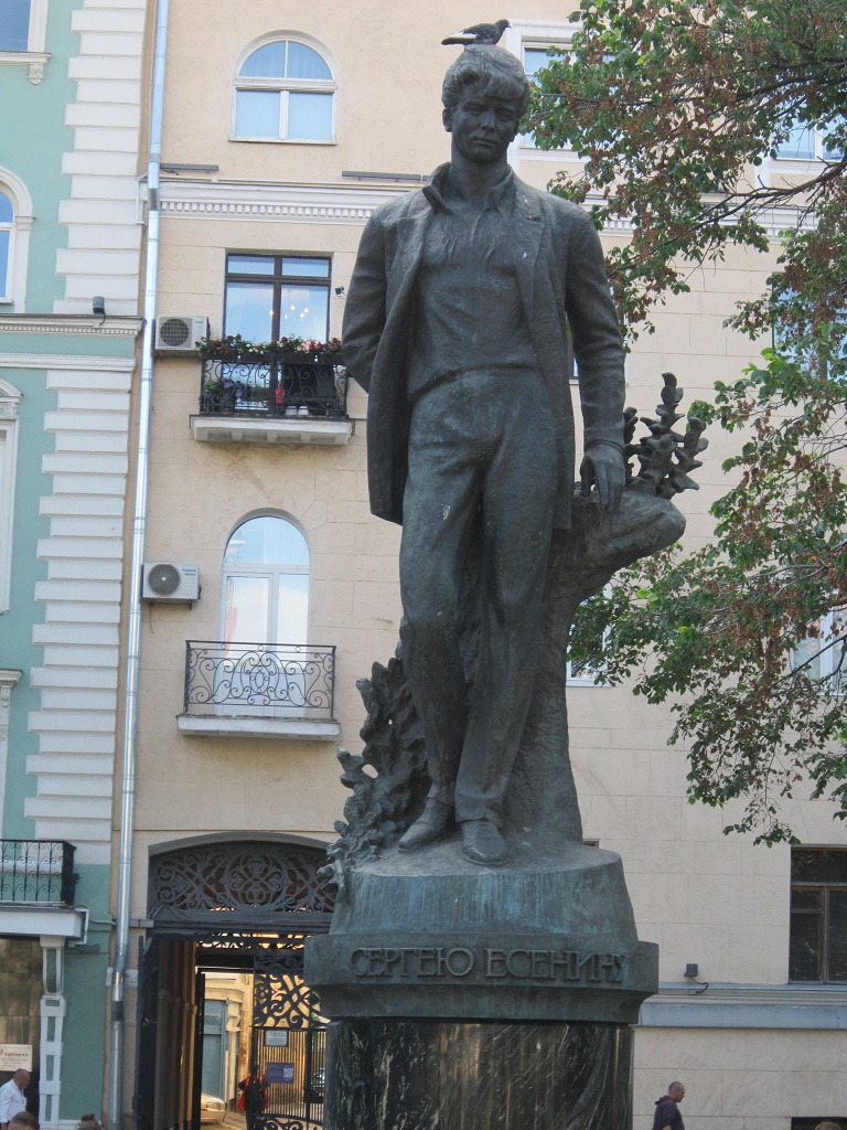 Поэтический памятник. Памятник на Тверском бульваре. Памятник Есенину на Тверском бульваре зимой. Есенин Москва Тверской бульвар.