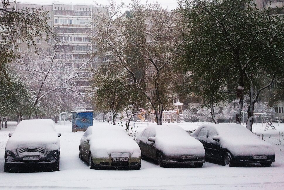 В заснеженном дворе