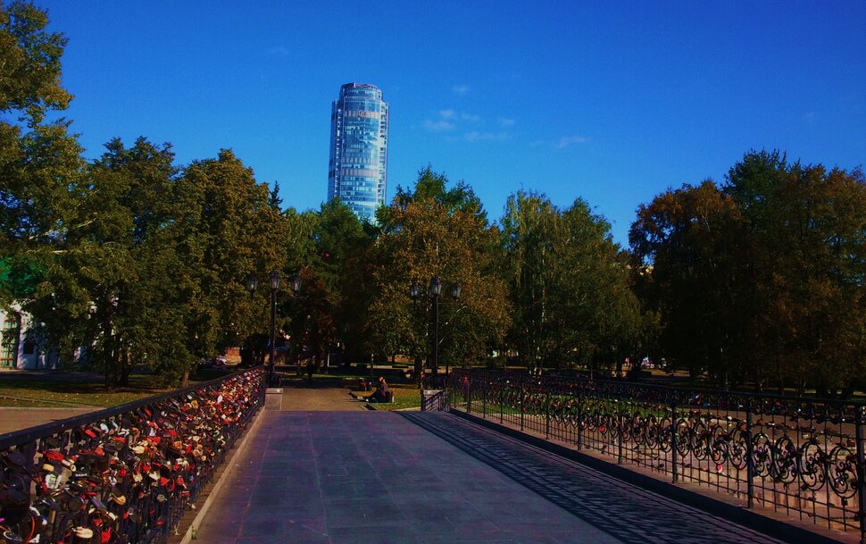 В сквере на мостике