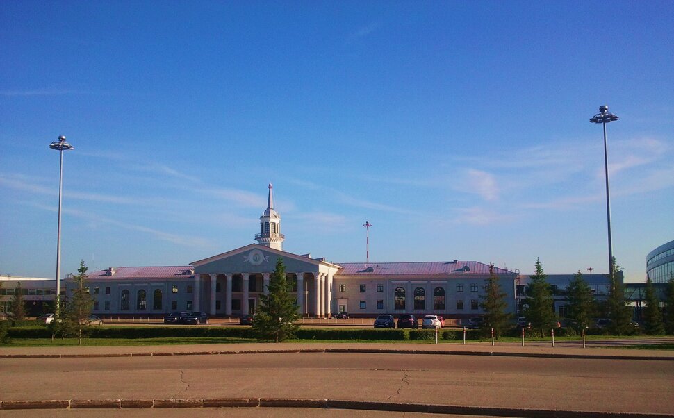 На площади у аэровокзала