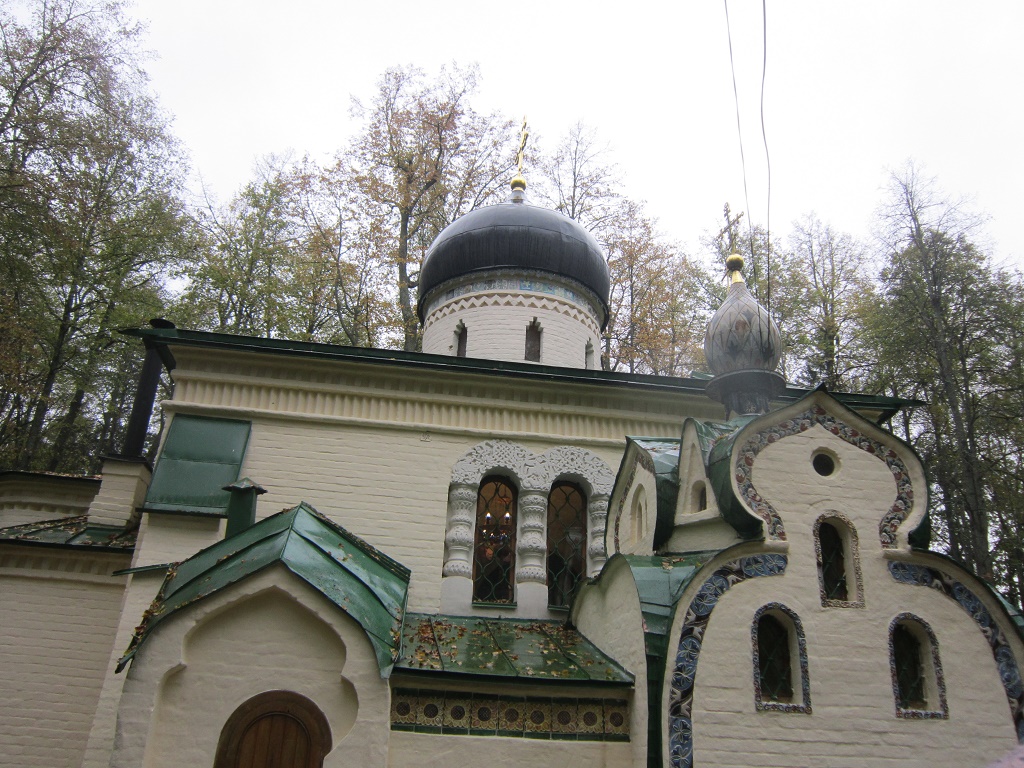 Храм в абрамцеве. Церковь в Абрамцево. Церковь Спаса Нерукотворного в Абрамцево. Часовня в Абрамцево. Абрамцево музей Церковь.