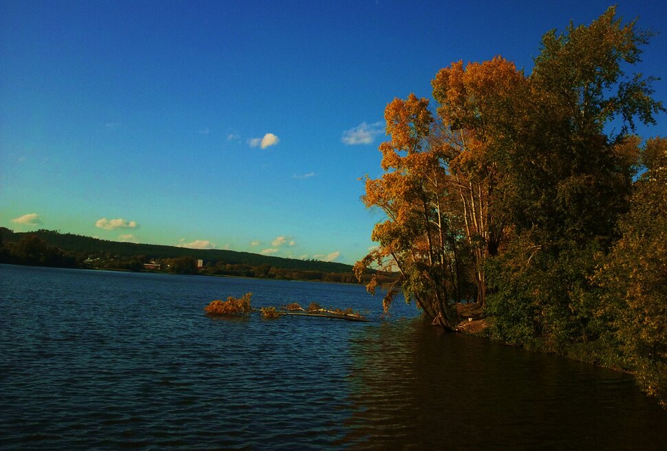 Осенью у реки