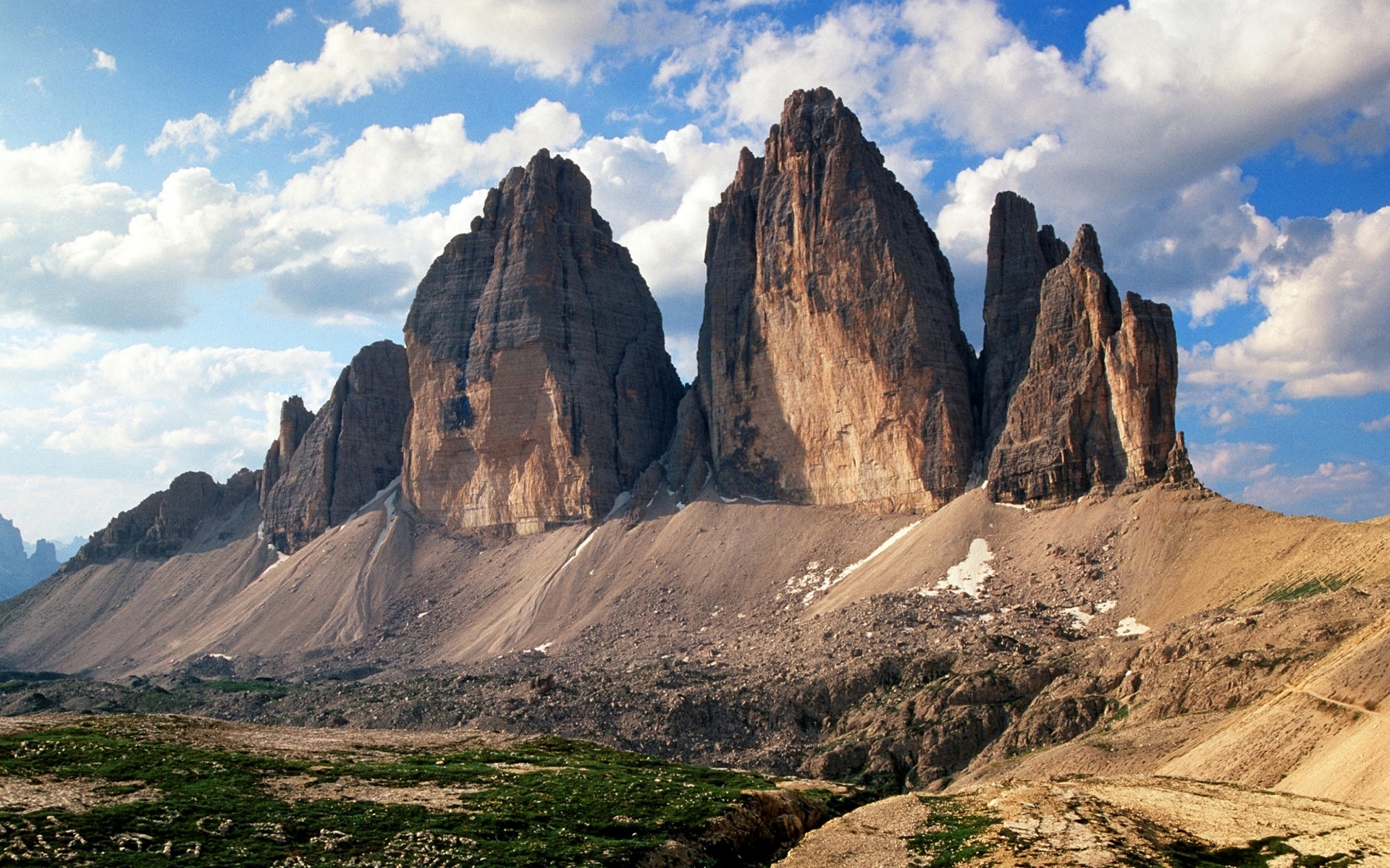 Three mountains. Скалы тре-чиме-ди-Лаваредо. Тре чиме ди Лаваредо, Италия. Tre cime di Lavaredo, Доломитовые Альпы. Три пика Лаваредо.