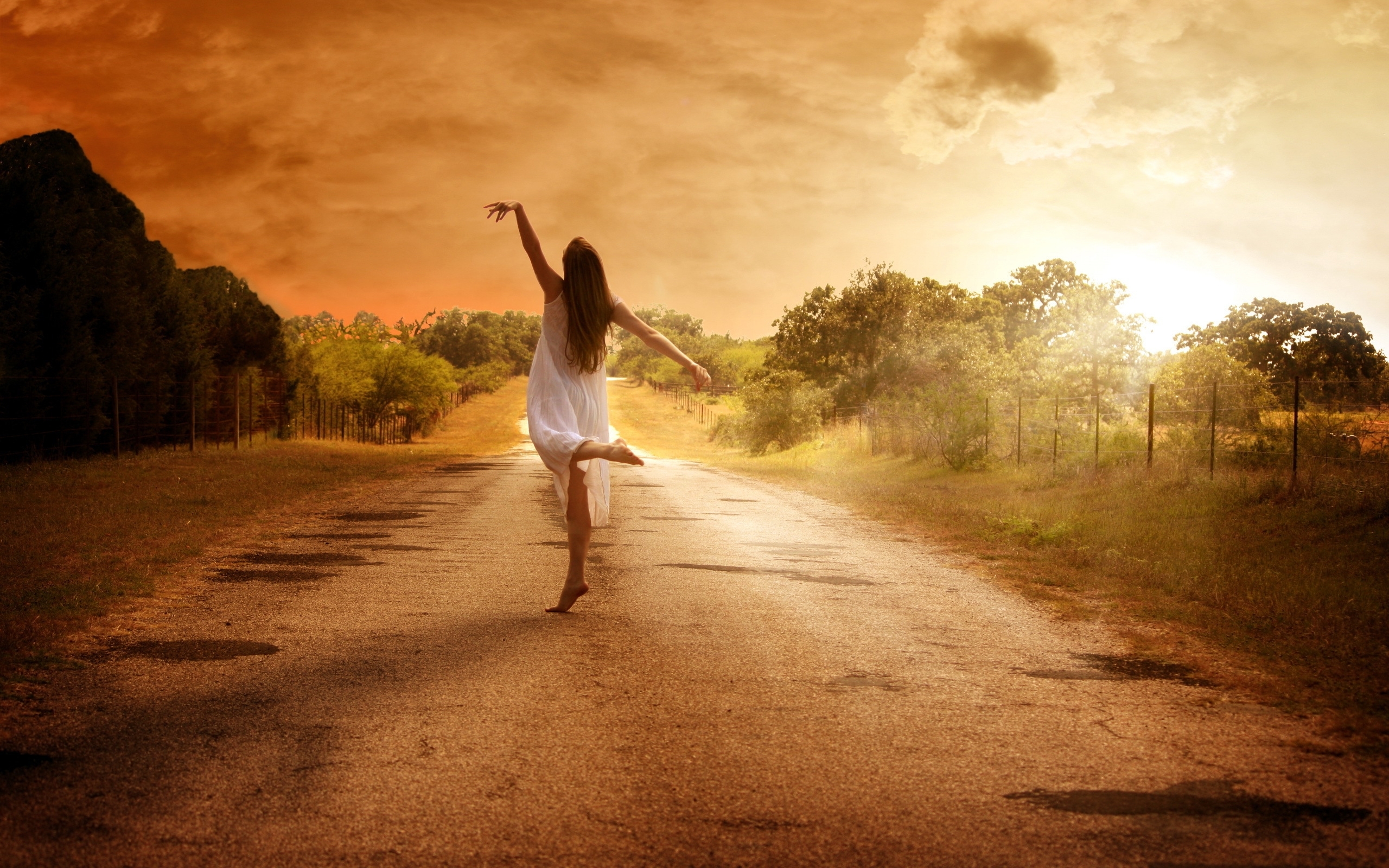 Счастье цель мечта. Девушка идет по дороге. Девушка на дороге. Солнце на дороге. Дорога к счастью.