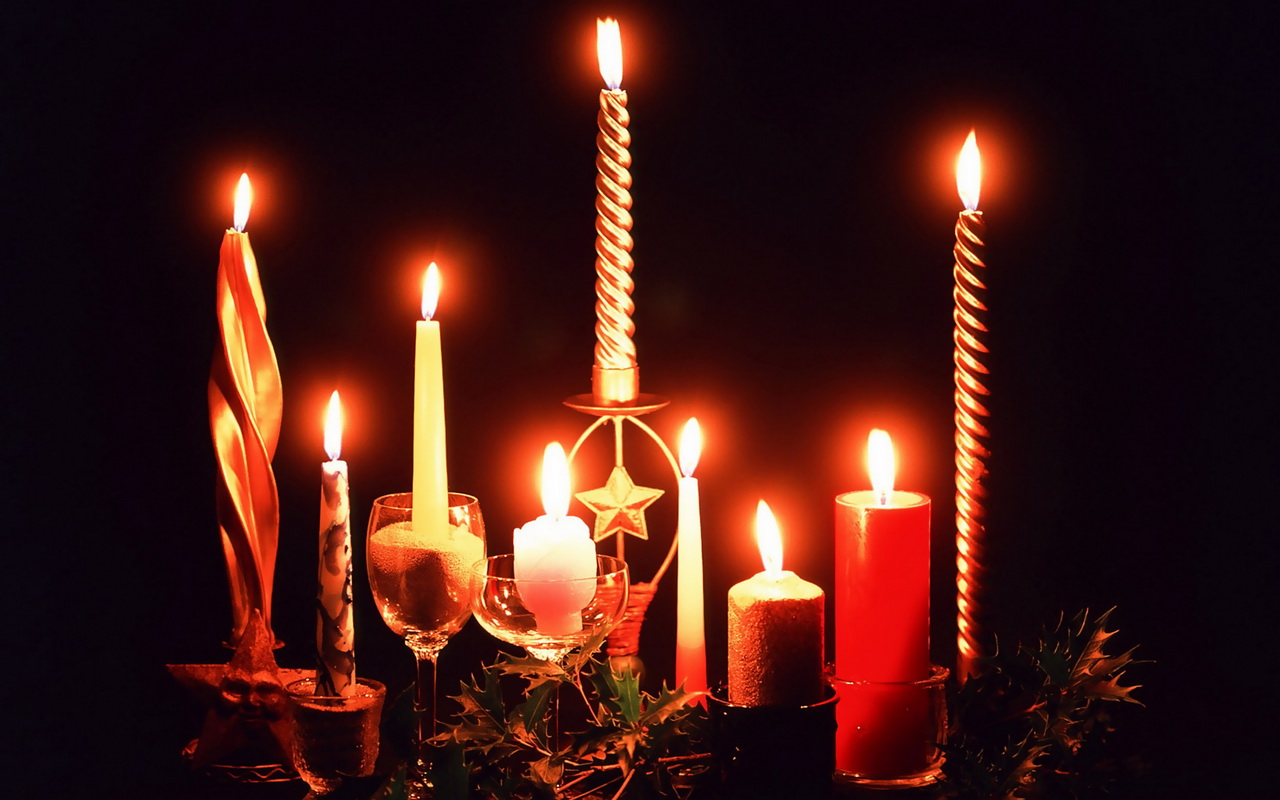 Горящая свеча Новогодняя
